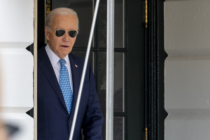 El Presidente Joe Biden camina hacia el helicóptero presidencial en el jardín de la Casa Blanca para un vuelo breve a la Base Aérea Andrews y de ahí a Florida para participar de actos electorales, 30 de enero de 2024.