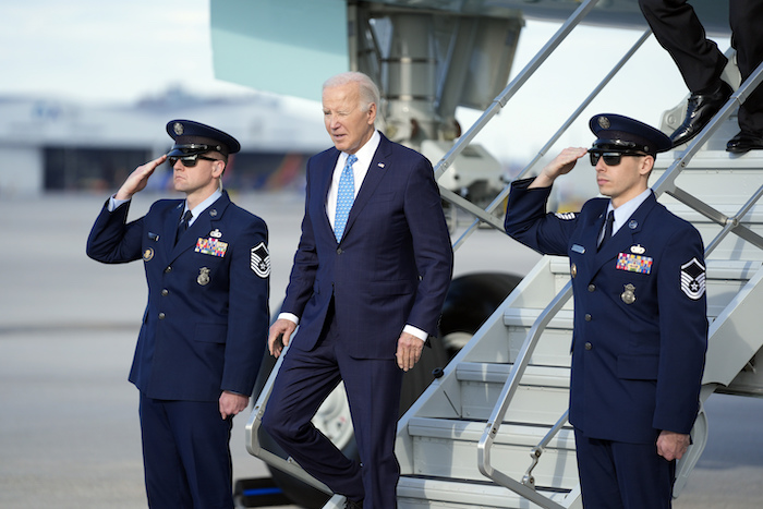 El Presidente Joe Biden llega al Aeropuerto Internacional de Miami, el martes 30 de enero de 2024, en Miami.