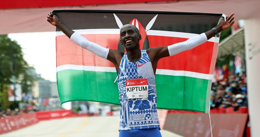 Kelvin Kiptum, de Kenia, celebra su récord en el Maratón de Chicago, en Grant Park el domingo 8 de octubre de 2023.