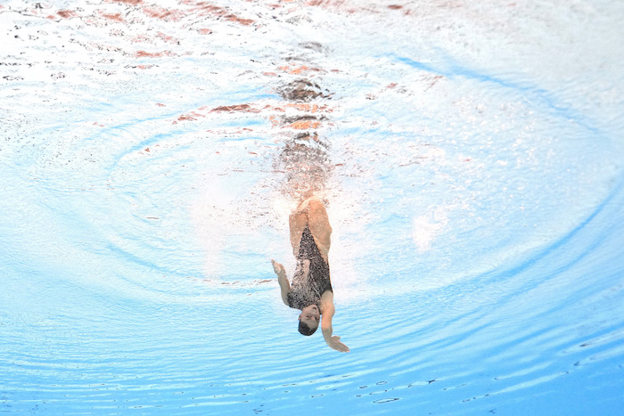 La griega Evangelia Platanioti participa en la final de la prueba técnica de natación artística en el Campeonato del Mundo en Doha, Qatar el sábado 3 de febrero del 2024.