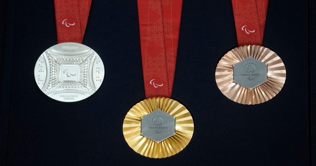 Las medallas de los Juegos Olímpicos de París 2024 al ser mostradas por los organizadores de las justas, el jueves 8 de febrero de 2024, en Saint-Denis, Francia.