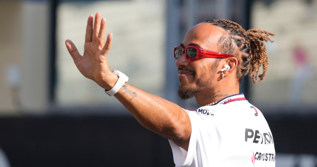 Foto del 26 de noviembre del 2023, el piloto de Mercedes Lewis Hamilton saluda a la afición mientras los pilotos desfilan antes del Gran Premio de Abu Dhabi.