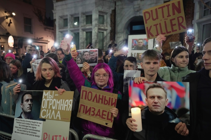 Manifestación frente a la embajada de Rusia en Londres, el 16 de febrero de 2024, en reacción a la noticia de que el destacado opositor ruso Alexei Navalny, quien estaba encarcelado, falleció.