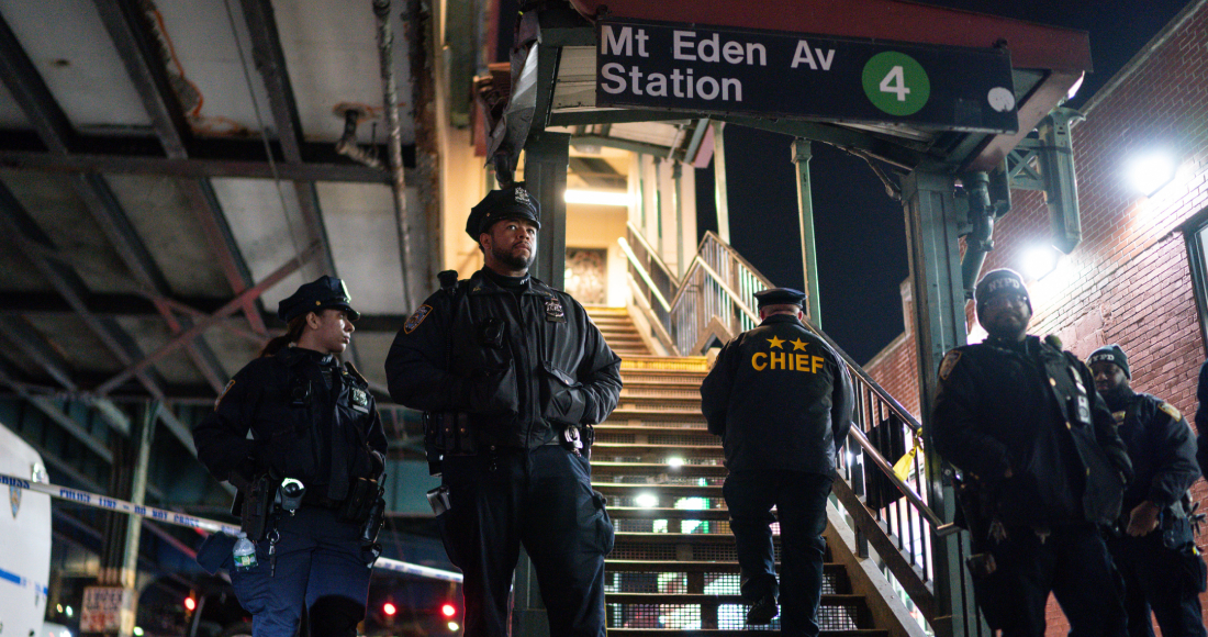 Agentes de la policía de la ciudad de Nueva York vigilan tras una balacera en la estación Mount Eden del metro, el lunes 12 de febrero de 2024, en el distrito del Bronx, en NY.