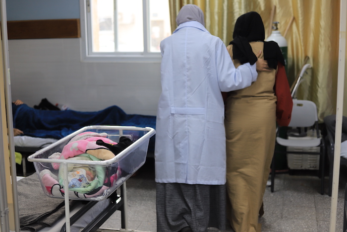 La guerra en Gaza ha perturbado gravemente el acceso a la salud materna, dejando a madres y niños sin atención sanitaria vital. En el sur, los hospitales carecen de suministros médicos y están abrumados por un aumento de las necesidades.