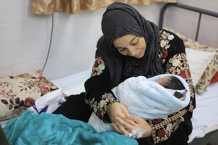 Mariam Asalia sostiene a su hijo recién nacido en el hospital materno Emirati de Rafá, la principal maternidad del sur de Gaza y centro de referencia en salud materna para más de 1.5 millones de desplazados.