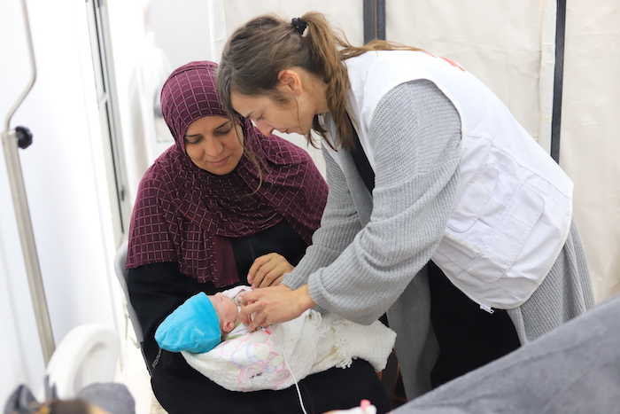 Ruth Conde, referente médica de MSF en Gaza, revisando a un recién nacido en el hospital emiratí.