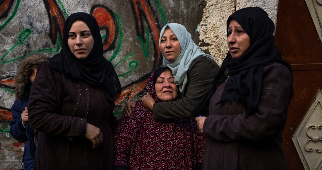 Mujeres palestinas reaccionan después de que su casa fuera alcanzada por un ataque israelí en Rafah, en el sur de la Franja de Gaza, el jueves 8 de febrero de 2024.