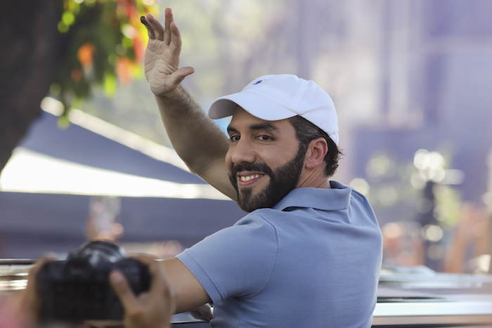 El Presidente de El Salvador, Nayib Bukele, que aspira a la reelección, saluda a sus seguidores tras votar en las elecciones generales, en San Salvador, El Salvador, el domingo 4 de febrero de 2024.