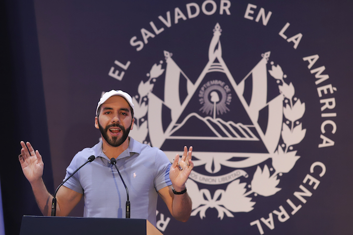 El Presidente de El Salvador, Nayib Bukele, en conferencia de prensa después de votar en las elecciones generales, en San Salvador, El Salvador, el domingo 4 de febrero de 2024.