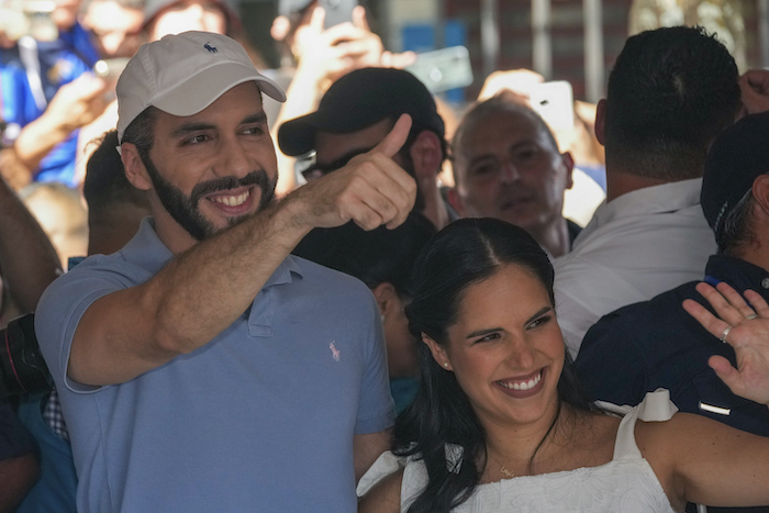 El Presidente de El Salvador, Nayib Bukele, que aspira a la reelección, y su esposa Gabriela Rodríguez saludan a sus seguidores después de votar en las elecciones generales, en San Salvador, El Salvador, el domingo 4 de febrero de 2024.