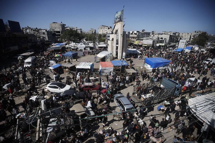 Palestinos abarrotan un mercado en Rafah, en la Franja de Gaza, el 22 de febrero de 2024.