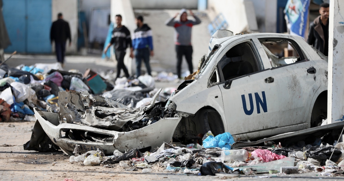 Palestinos caminan entre los escombros que dejaron los ataques de Israel en Ciudad de Gaza, en la Franja de Gaza, el sábado 10 de febrero de 2024.