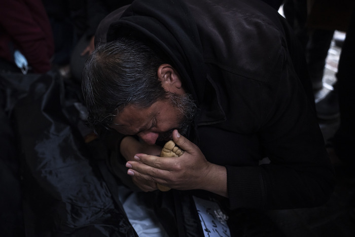 Palestinos lloran a familiares muertos en un bombardeo israelí en la Franja de Gaza, en el exterior de una morgue en Rafah, en el sur de Gaza, el 6 de febrero de 2024.