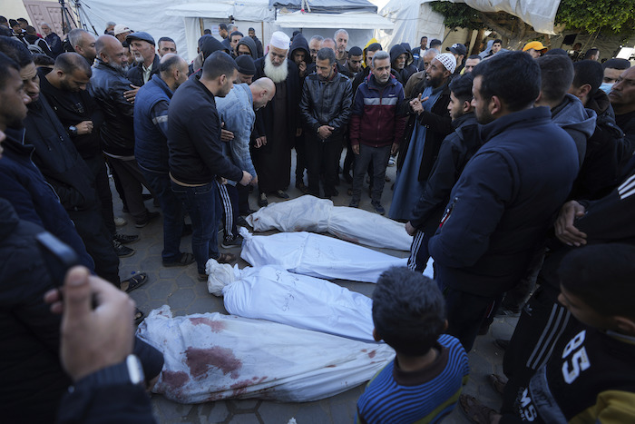 Palestinos lloran la pérdida de familiares que murieron en un bombardeo israelí en la Franja de Gaza, frente a la morgue del hospital Al Aqsa en Deir al Balah, el jueves 29 de febrero de 2024.