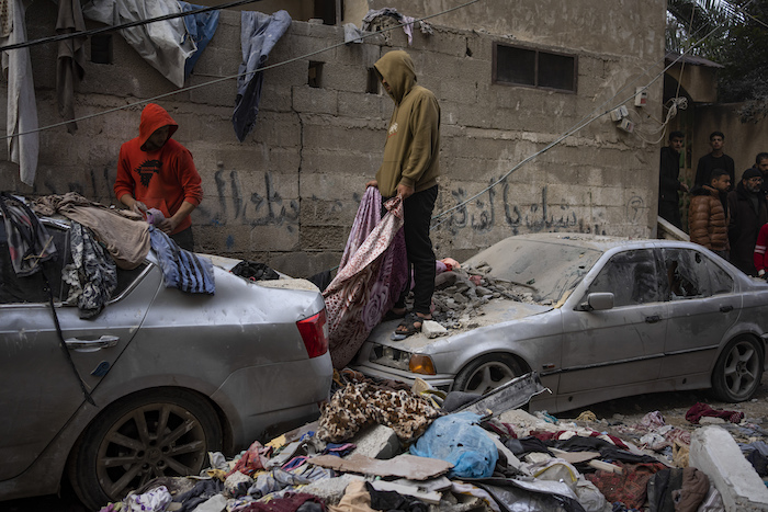 Palestinos observan la destrucción causada por un ataque aéreo israelí en Rafah, en la Franja de Gaza, el 9 de febrero de 2024.