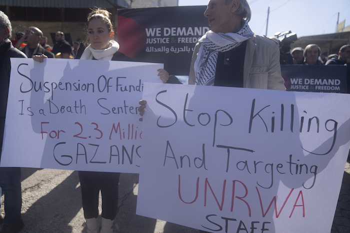 Palestinos protestan contra la suspensión de fondos de varios países donantes a la agencia de Naciones Unidas para los refugiados palestinos, UNRWA, frente a las oficinas de la agencia en la ciudad cisjordana de Beitunia el miércoles 7 de febrero de 2024.