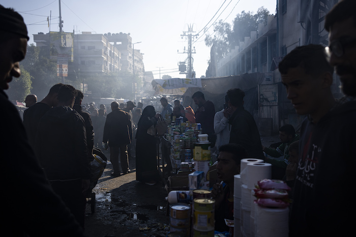 Palestinos realizan compras en un mercado callejero en Rafah, en la Franja de Gaza, el 20 de febrero de 2024.