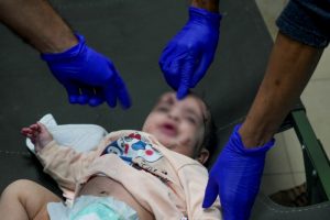 Un niño palestino herido en un bombardeo israelí en Gaza es atendido en un hospital en Deir al-Balah, el 14 de noviembre de 2023. Foto: Hatem Moussa, archivo AP.