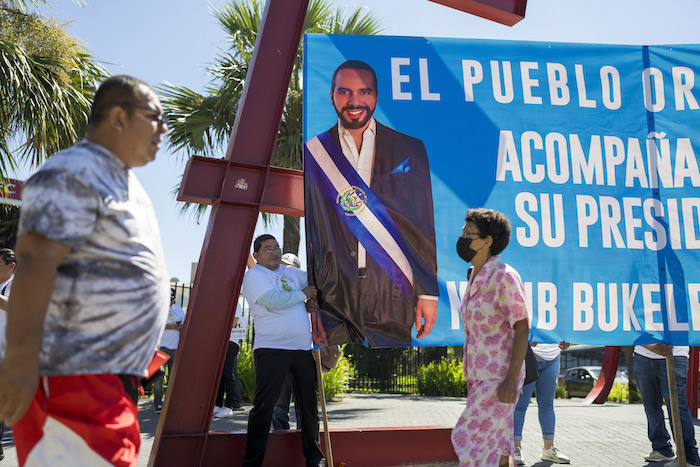 Partidarios del Presidente de El Salvador Nayib Bukele hacen campaña por su reelección ante un centro comercial en San Salvador, El Salvador, el miércoles 31 de enero de 2024.