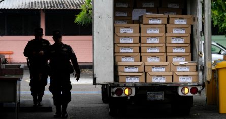 Policías de patrulla pasan junto a un vehículo que lleva boletas a un centro electoral el día antes de las elecciones generales en San Salvador, El Salvador, el sábado 3 de febrero de 2024.