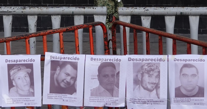 Protesta de familias de desaparecidos en Palacio Nacional.