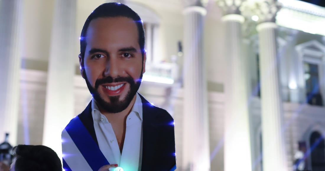 Seguidores con una figura del Presidente Nayib Bukele, que aspira a la reelección, se reúnen para celebrar los resultados de las elecciones generales en la plaza Gerardo Barrios en el centro de San Salvador, El Salvador, el domingo 4 de febrero de 2024.