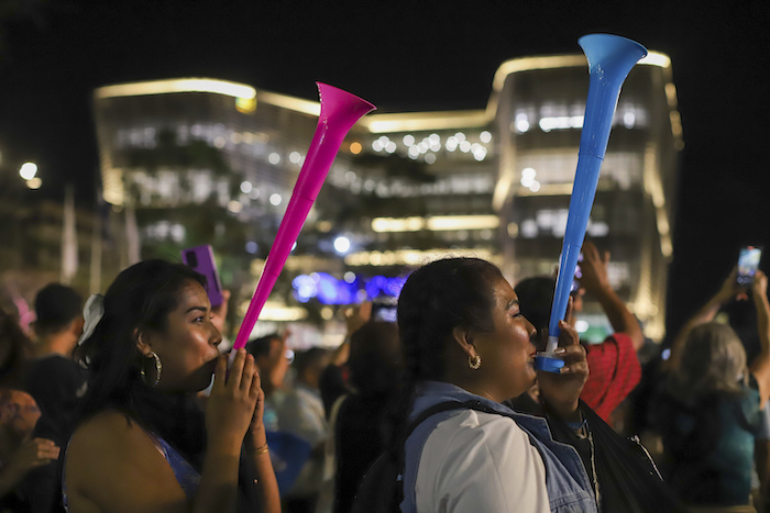 Seguidores del Presidente Nayib Bukele, que aspira a la reelección, se reúnen para celebrar los resultados de las elecciones generales en la plaza Gerardo Barrios en el centro de San Salvador, El Salvador, el domingo 4 de febrero de 2024.