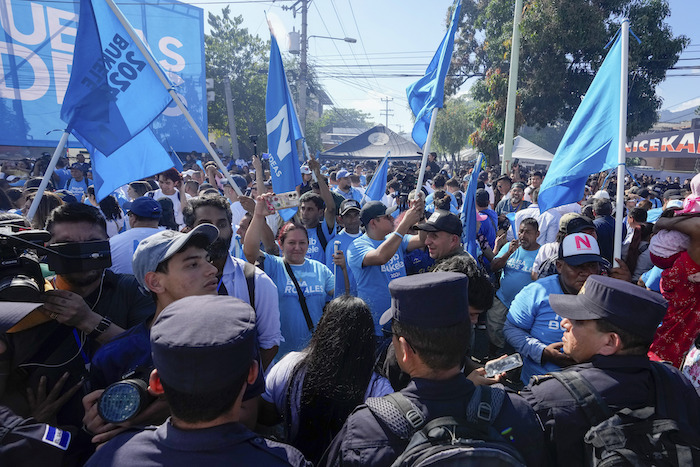 Seguidores del Presidente de El Salvador, Nayib Bukele, que aspira a la reelección, en el centro de votación al que acudió el mandatario para votar en las elecciones generales, en San Salvador, El Salvador, el domingo 4 de febrero de 2024.