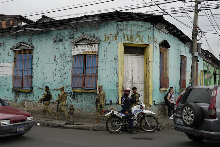 Soldados caminan en una patrulla antes de las elecciones generales del país en San Salvador, en El Salvador, el sábado 3 de febrero de 2024.