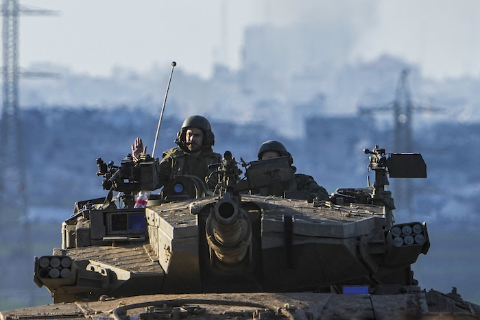 Soldados israelíes recorren en un tanque de guerra la frontera israelí con la Franja de Gaza, el domingo 4 de febrero de 2024.