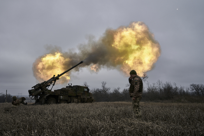 Soldados ucranianos disparan un obús Caesar de fabricación francesa hacia posiciones rusas cerca de Avdiivka, región de Donetsk, en Ucrania, el lunes 26 de diciembre de 2022.