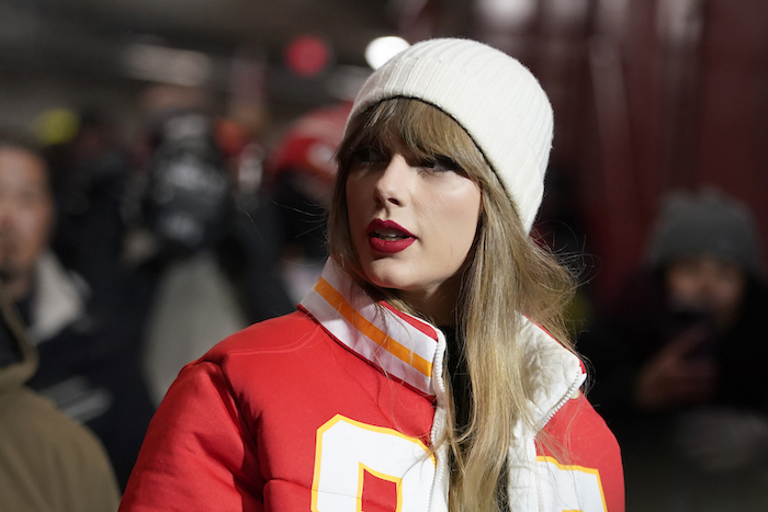 Taylor Swift llega antes de un partido de postemporada de la NFL entre los Chiefs de Kansas City y los Dolphins de Miami el 13 de enero de 2024, en Kansas City, Missouri.