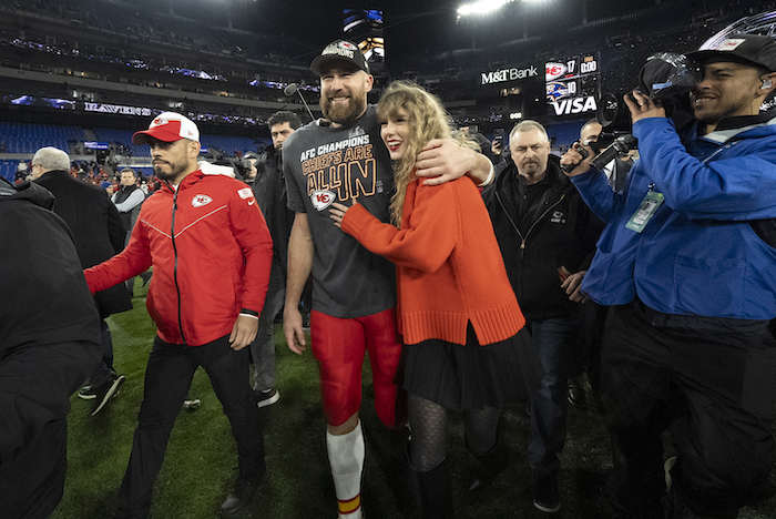 El tight end de los Chiefs de Kansas City Travis Kelce camina con Taylor Swift tras el partido de campeonato de la AFC ante los Ravens de Baltimore en Baltimore el 28 de enero de 2024. Los Chiefs ganaron 17-10.