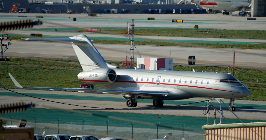 Un avión privado de VistaJet, llamado "The Football Era" y que transportaría a la estrella pop Taylor Swift, aterriza en el Aeropuerto Internacional de Los Ángeles, el sábado 10 de febrero de 2024.