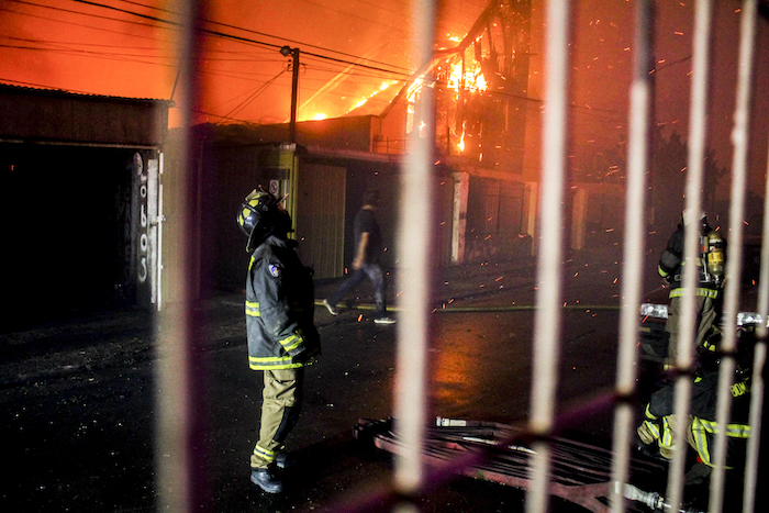 Un bombero mira al cielo mientras un incendio forestal arrasa edificios en Viña del Mar, Chile, el 2 de febrero de 2024.