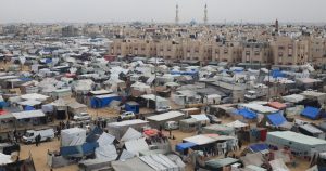 Un campamento de carpas aloja a palestinos desplazados por la ofensiva israelí en Rafah, Franja de Gaza, el martes 27 de febrero de 2024.