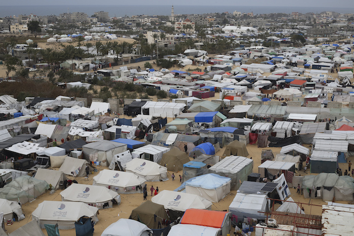 Un campamento que alberga palestinos desplazados por la ofensiva israelí en Rafah, Franja de Gaza, el martes 27 de febrero de 2024.