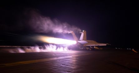 Esta imagen proporcionada por la Armada de Estados Unidos muestra un caza de combate partiendo del portaaviones USS Dwight D. Eisenhower (CVN 69) durante operaciones aéreas sobre el Mar Rojo, el 22 de enero de 2024.