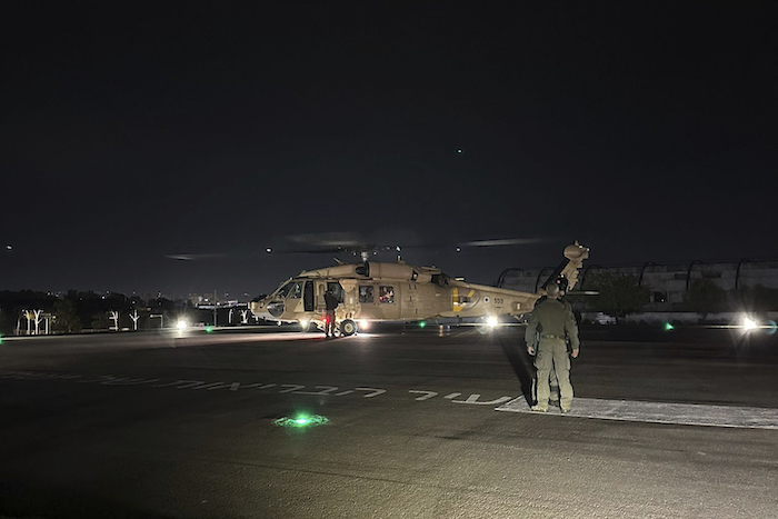 En esta imagen proporcionada por el ejército israelí, un helicóptero de la fuerza aérea israelí con dos rehenes rescatados se ve en el centro médico Sheba en Ramat Gan, Israel, el lunes 12 de febrero de 2024.