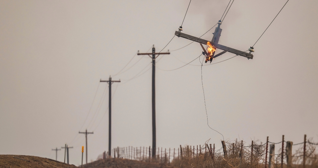 Un poste telefónico arde por el incendio de Smokehouse Creek, el miércoles 28 de febrero de 2024 en Canadian, Texas.