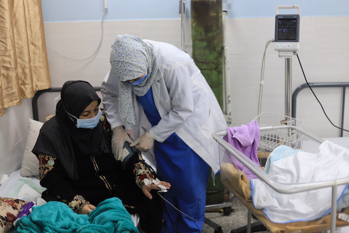 La crisis humanitaria que se desarrolla en Gaza está dejando a las mujeres embarazadas soportando meses sin controles médicos, ya que los servicios de atención primaria de salud prácticamente no están disponibles y las mujeres en trabajo de parto no pueden llegar a los hospitales debido a la falta de combustible y la falta de capacidad en los pocos hospitales que quedan.