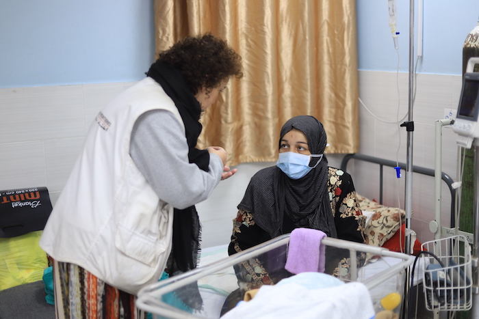 Rita Botelho da Costa, responsable de actividades de parteras de MSF, conversa con una madre en el hospital de maternidad 2Emirati, en el sur de Gaza. 