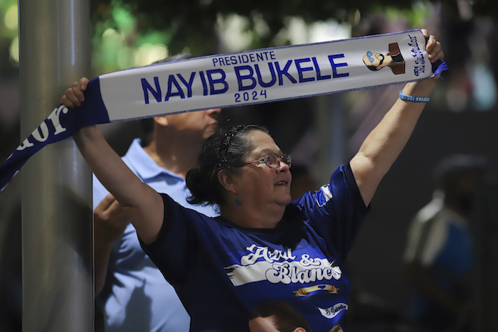 Una seguidora del Presidente Nayib Bukele, que aspira a la reelección, celebra los resultados de las elecciones generales en la plaza Gerardo Barrios en el centro de San Salvador, El Salvador, el domingo 4 de febrero de 2024.