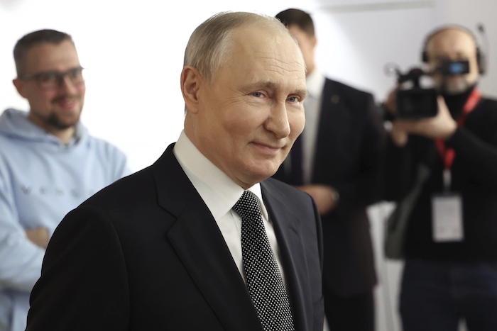 El Presidente ruso Vladímir Putin visita una exposición como parte del foro Ideas Sólidas para Nuevos Tiempos realizado por la organización autónoma sin fines de lucro Agencia de Iniciativas Estratégicas (ASI, por sus siglas en inglés) en Moscú, Rusia, el martes 20 de febrero de 2024.