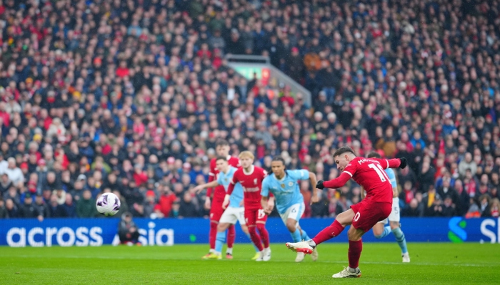 Alexis Mac Allister anota de penal para Liverpool para el empate 1-1 contra Manchester City en la Liga Premier, el domingo 10 de marzo de 2024, en Liverpool. 