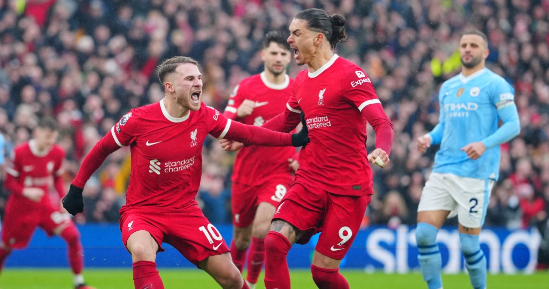 Alexis Mac Allister celebra tras anotar de penal para Liverpool para el empate 1-1 contra Manchester City en la Liga Premier, el domingo 10 de marzo de 2024, en Liverpool.