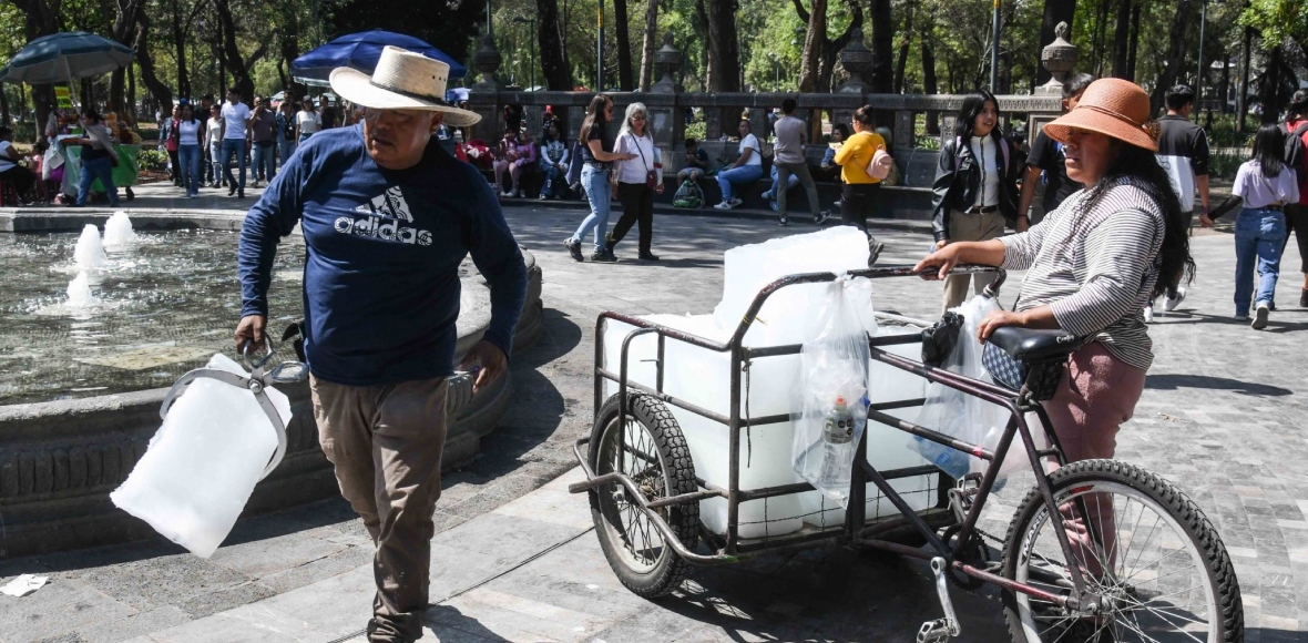 Aumento de distribución de hielos a puestos ambulantes en la Alameda Central derivado de las altas temperaturas registradas en la Capital.