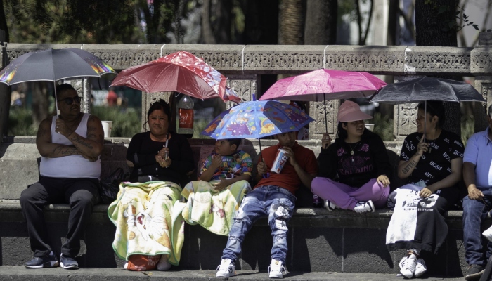 Capitalinos disfrutan del primer cuadrante del Centro Histórico, resguardándose de las altas temperaturas. Según la Secretaría de Gestión Integral de Riesgos y Protección Civil (SGIRPC), se viene una decena de días calurosos con temperaturas de hasta 30 grados centígrados.