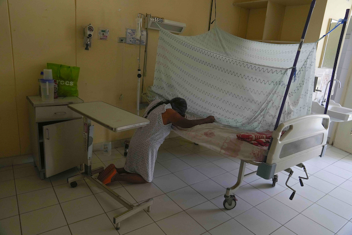 Ana Pasapera, infectada de dengue, reza junto a su cama en el hospital de La Merced en Paita, Perú, el jueves 29 de febrero de 2024.